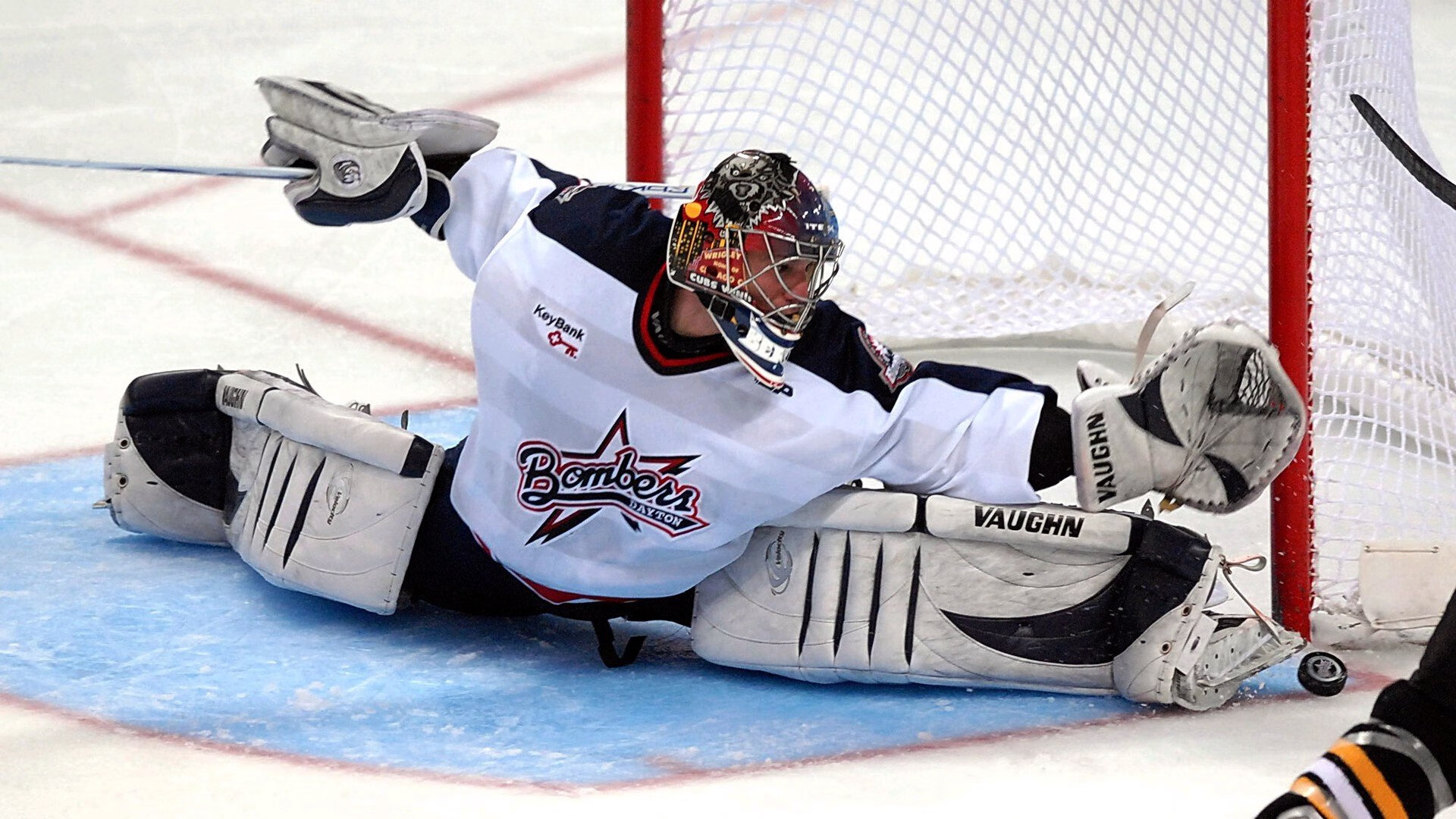 主力球员高强度对抗中保持技术动作稳定展现专业素养,防守球员主动对抗进攻球员