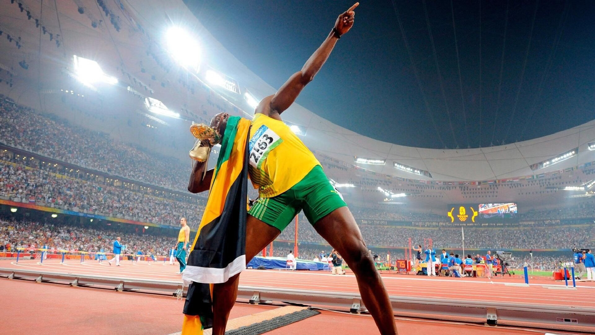 朱婷亮相校园被学生热情包围,朱婷上学